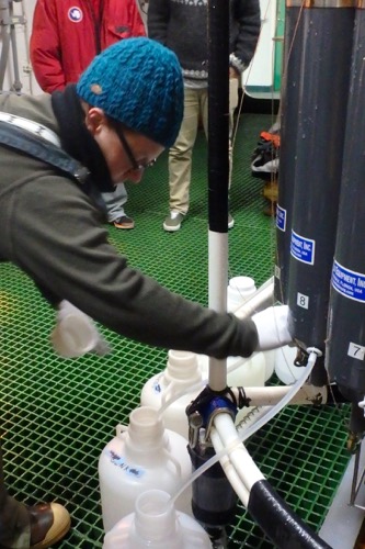 Emptying Nisken bottles