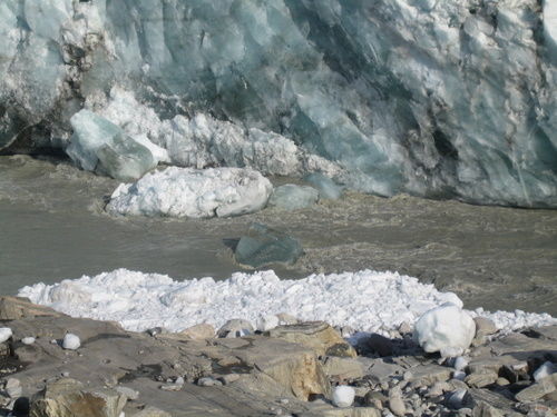 Calving of ice cliff