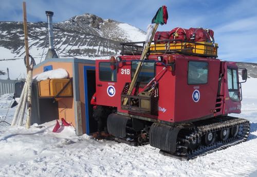 Dive Hut with vehicle out front