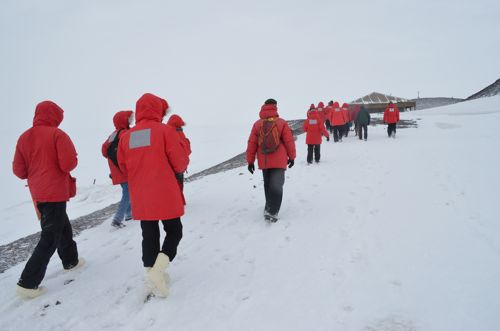 Walking to Discovery Hut