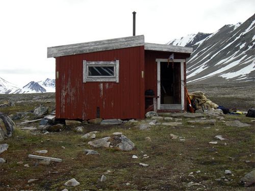 Shack at the south end of Lake Linne