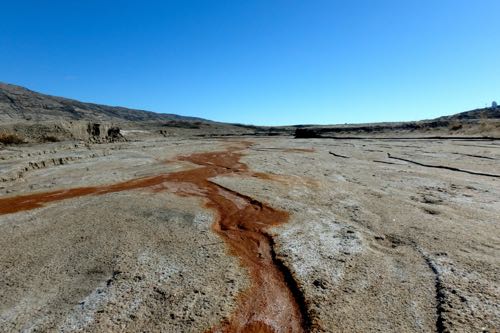 Interesting Coloration in the Dry River Bed