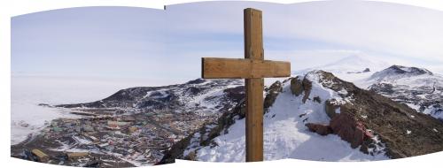 Scott&#39;s cross above McMurdo Station