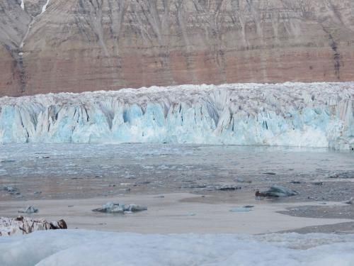 What makes glaciers and icebergs look blue?