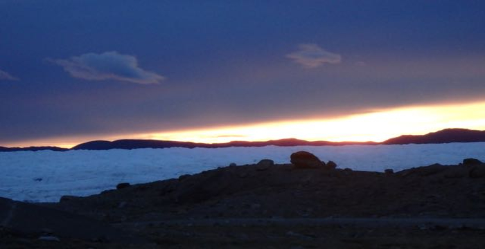 Midnight over the Greenlandic Ice Sheet