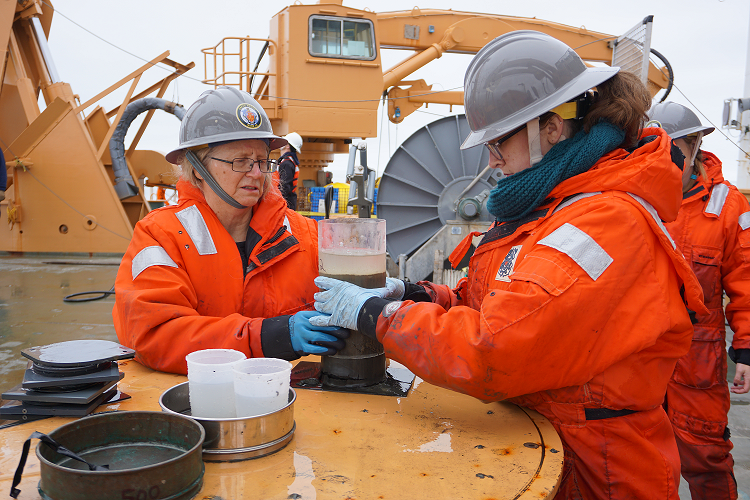 Jackie Grebmeier and Kelly Kapsar prepare a HAPs core for an oxygen consumption experiment.