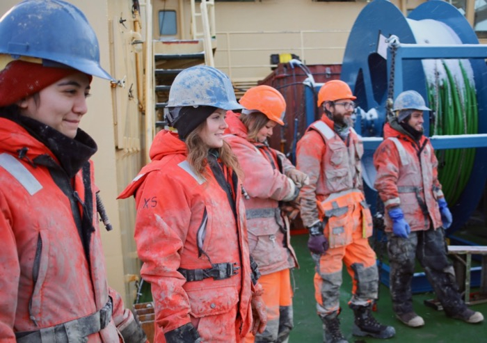 The night shift crew waits for the megacore to be brought on deck