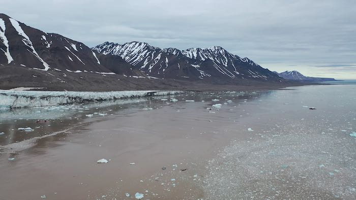 sediment plume in front of Kongsvegen Glacier