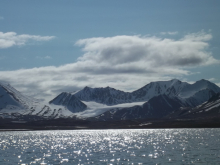 View down lake to Linnebreen