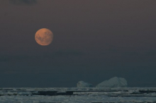 Perigee moon in the Southern Seas